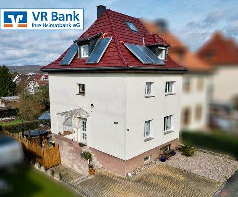 Straßen- und Seitenansicht