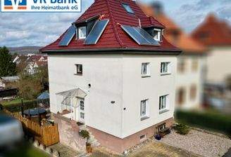 Straßen- und Seitenansicht