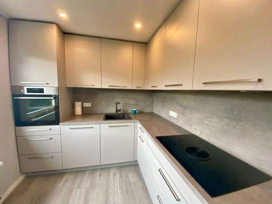 40/ Obergeschoss: Küche - Teilansicht. Einbauküche der Mieter.