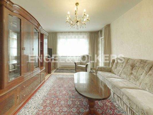 Helles Wohnzimmer mit Zugang zum Balkon