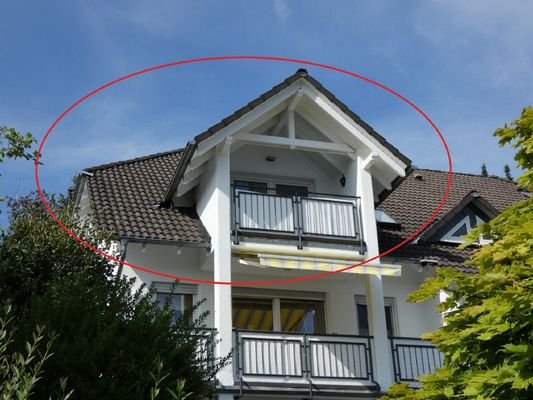 Mit überdachtem Balkon