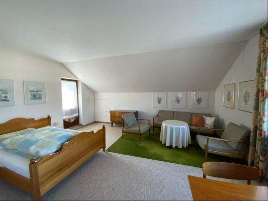 OG kleines Appartement mit Zugang zum Balkon