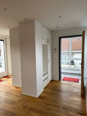 Wohnungs-Eingang mit Garderobe-Schrank