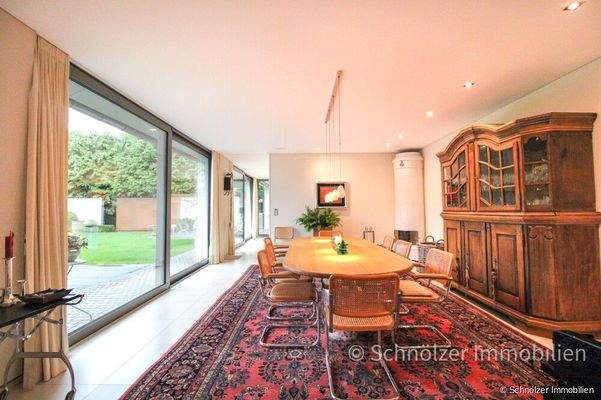 Großzügiger Essbereich mit Kachelofen