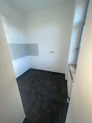 Leere Küche mit Fliesenboden