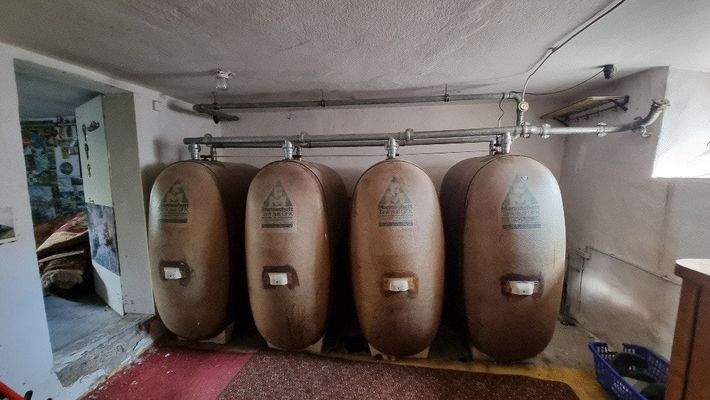 Keller / auf einer Seite mit Öltanks