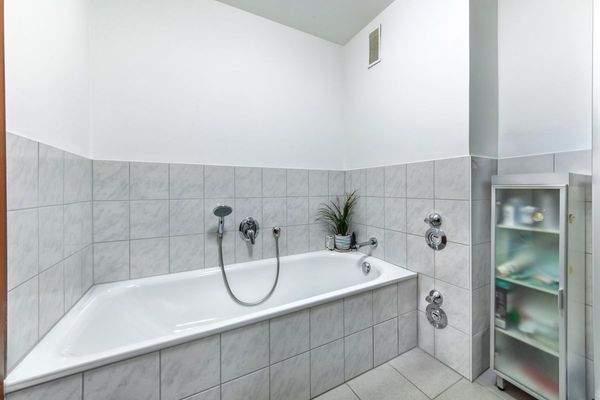 Innenliegendes Badezimmer mit Dusche und Wanne 