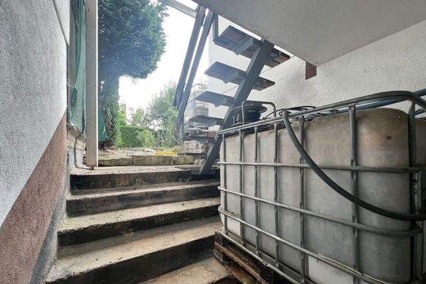 Kelleraufgang in Garten