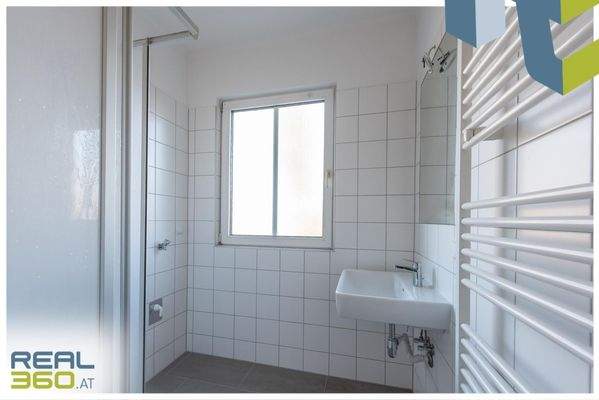 Badzimmer mit Dusche und Handtuchheizkörper