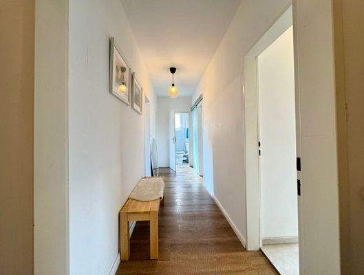 Flur zu den hinteren Räumlichkeiten