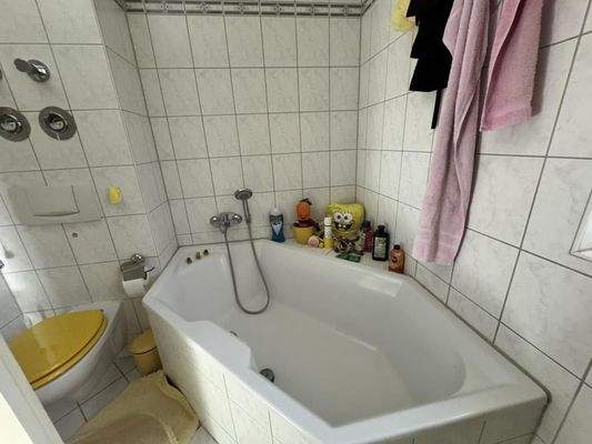 ...mit Dusche und Badewanne