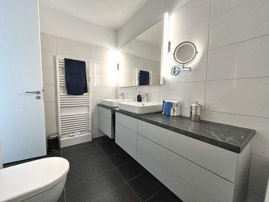 Modernes, weiß gefliestes Bad