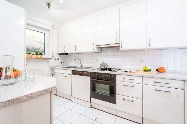 3 Große, separate Küche mit funktionaler Einbauküche