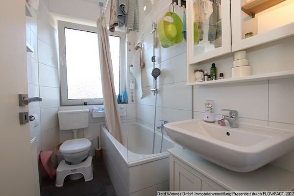 Tageslichtbadezimmer (Badewanne, WC)
