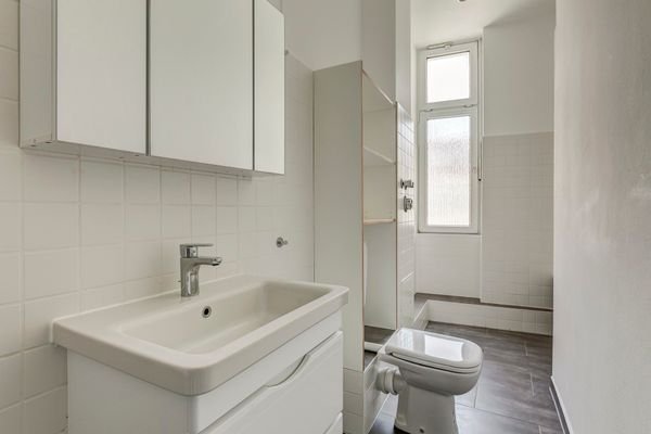Tagesbelichtetes Wannenbad