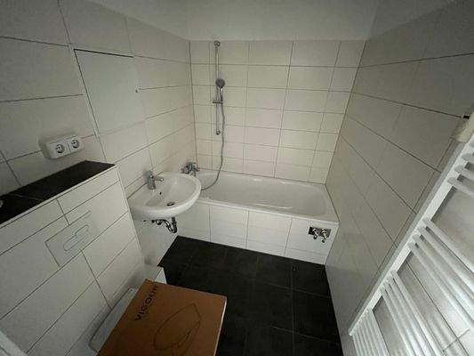 Badezimmer mit Wanne und Handtuchheizkörper