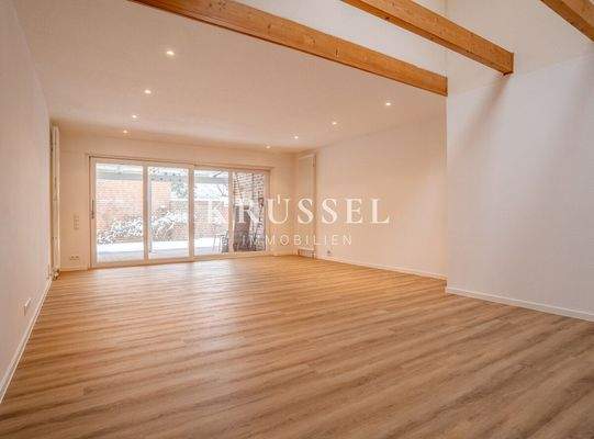 ... welche ans lichtdurchflutete Wohnzimmer angrenzend.