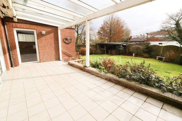 Überdachte Terrasse mit Kamin