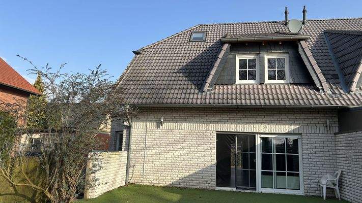 Rückseite mit Terrasse