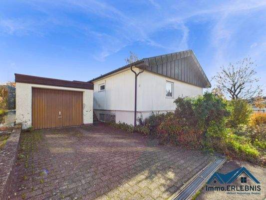 Außenansicht mit Garage