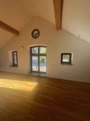 Markante graue Holzfenster im Wohnzimmer