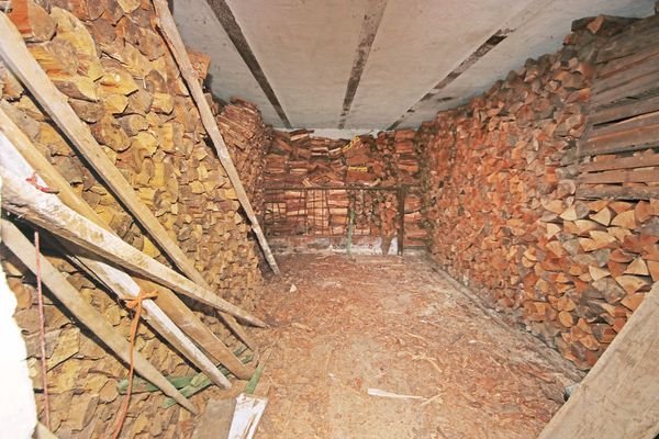 Holzlager im Nebengelass