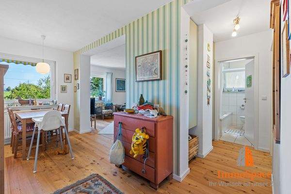 Blick ins Esszimmer und die weiteren Räume