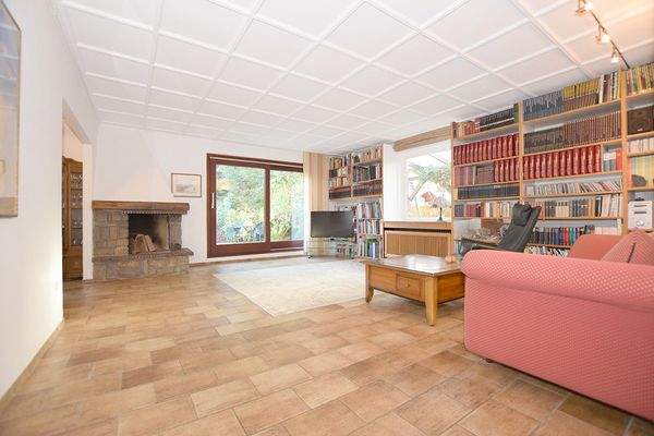 Der Wohnbereich mit Kamin ist behaglich gestaltet