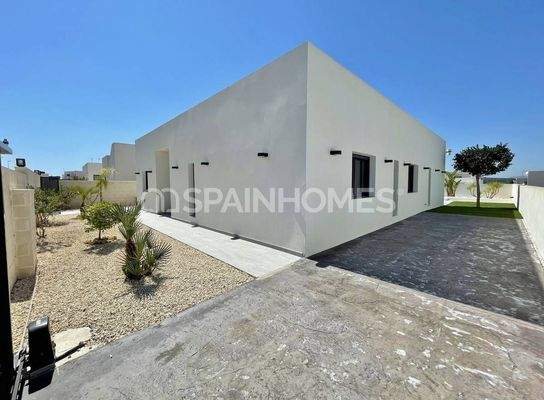3-Bedroom Villas with Private Pool in Alicante Rojales