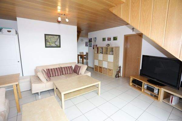 Wohnbereich mit Durchgang zum Essbereich