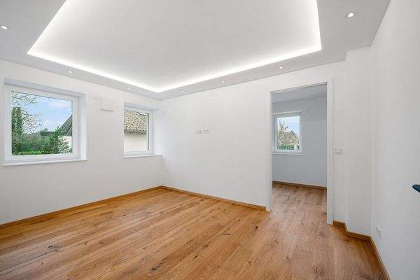 Elternschlafzimmer mit Ankleide und Zugang zum Masterbad