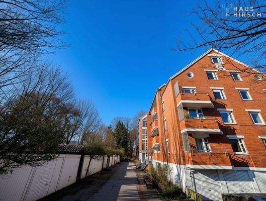 Zufahrt mit Garagenanlage