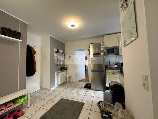 Diele mit Zugang zur offnen Küche