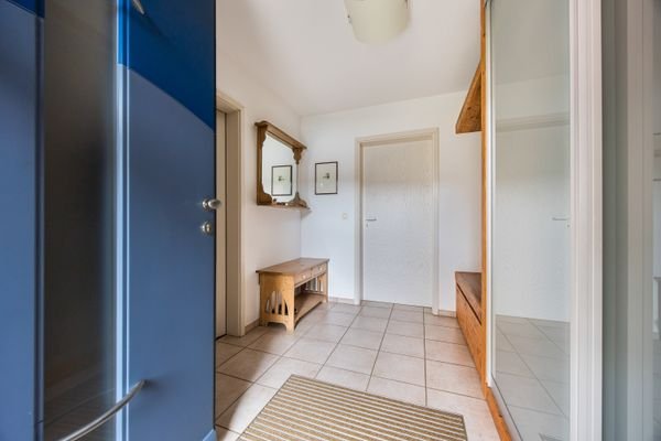 Helle Diele mit Einbaugarderobe