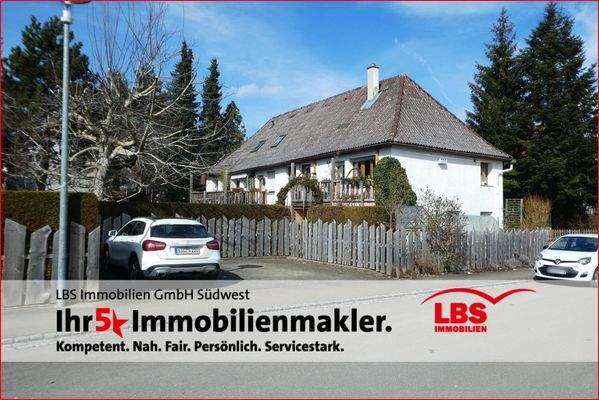 Außenansicht mit Stellplätzen