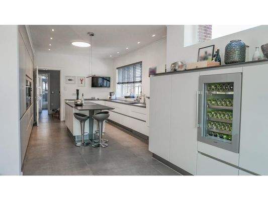 Küche mit Weinkühler