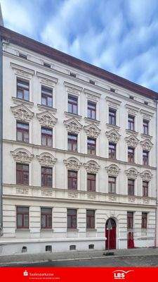 Straßenansicht des Wohnhauses mit seinen hübschen Stilelementen