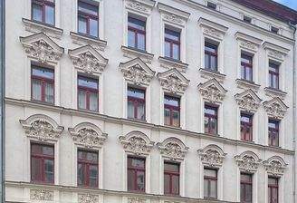 Straßenansicht des Wohnhauses mit seinen hübschen Stilelementen