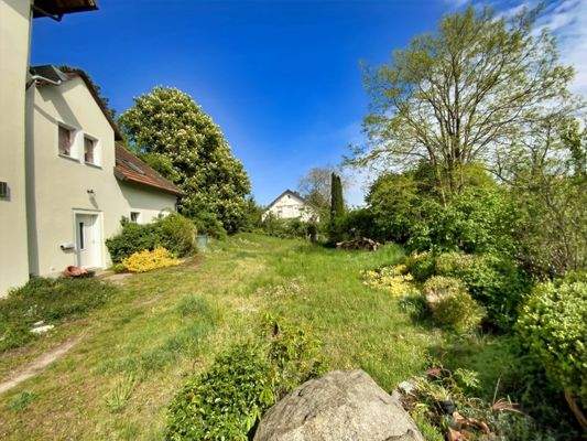 großzügiger Garten hinterm Haus