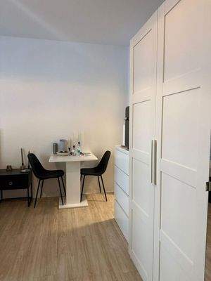 Wohnzimmer mit Schränken