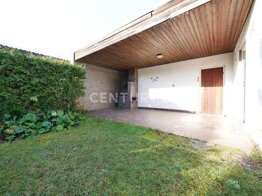 Garagenbereich mit Durchgang in den Garten