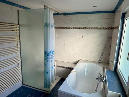 Badezimmer Dachgeschoss mit Badewanne und Dusche Ansicht 2