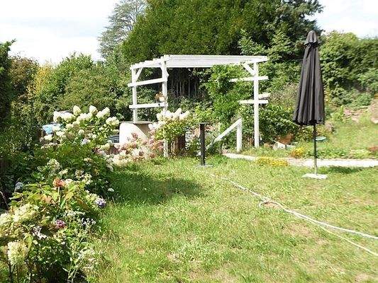 Garten mit Stauden und Pergola