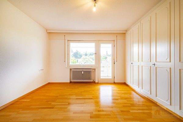 Wohnung 2: Schlafzimmer mit direktem Zugang zum Bad und Südbalkon