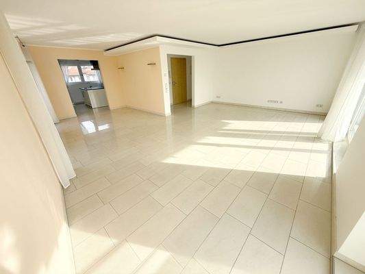 Wohn-/Essbereich mit Zugang zum Balkon