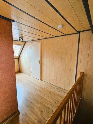 Flur im Dachgeschoss mit Tür zur Ausbaureserve