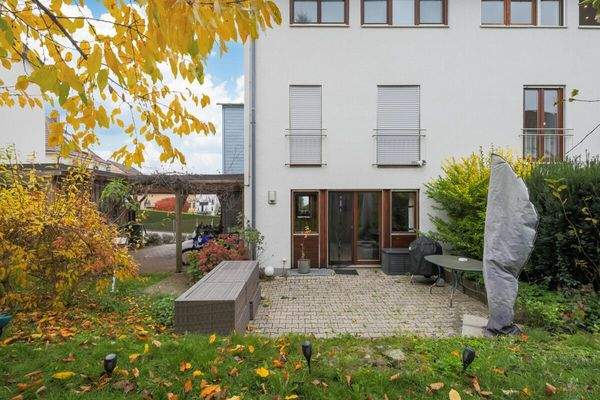 Rückansicht und Terrasse