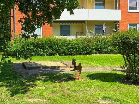 Kinderspielplatz vor der Tür