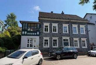 Graues Haus mit Balkon