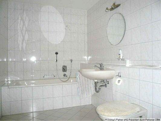 Geräumiges Badezimmer